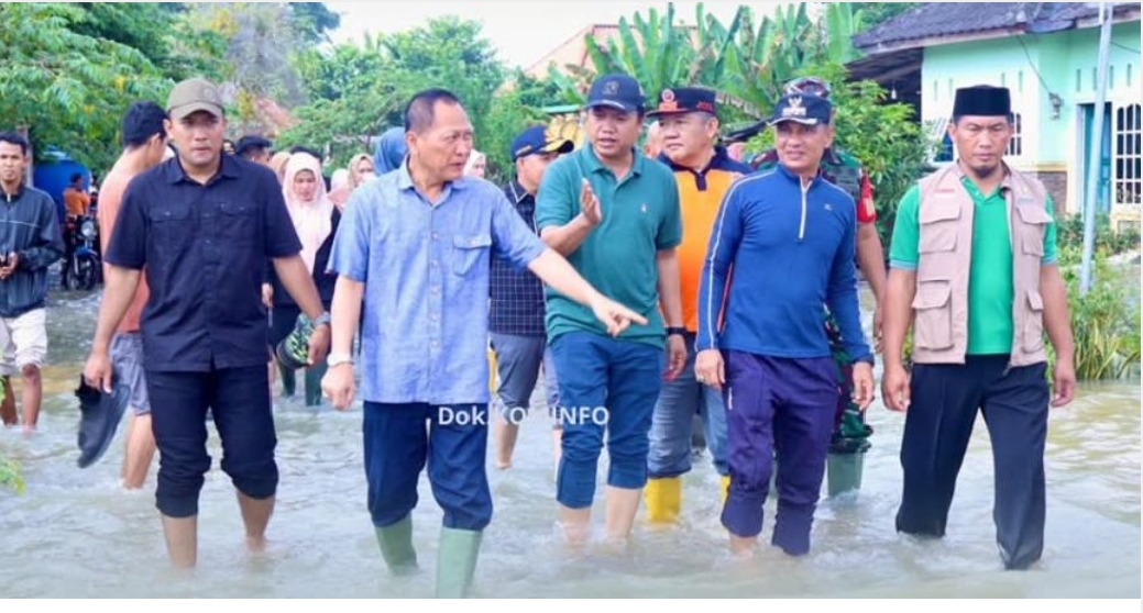 Bupati Tulang Bawang Tinjau Lokasi Banjir, dan Salurkan Bantuan Untuk Warga Terdampak