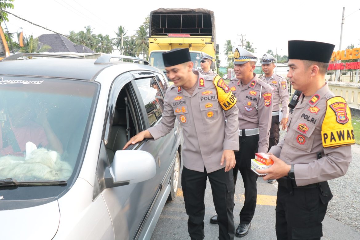 Polres Tulang Bawang Bagikan Ratusan Takjil ke Pengendara, AKBP YULIANSYAH, paparkan tujuannya