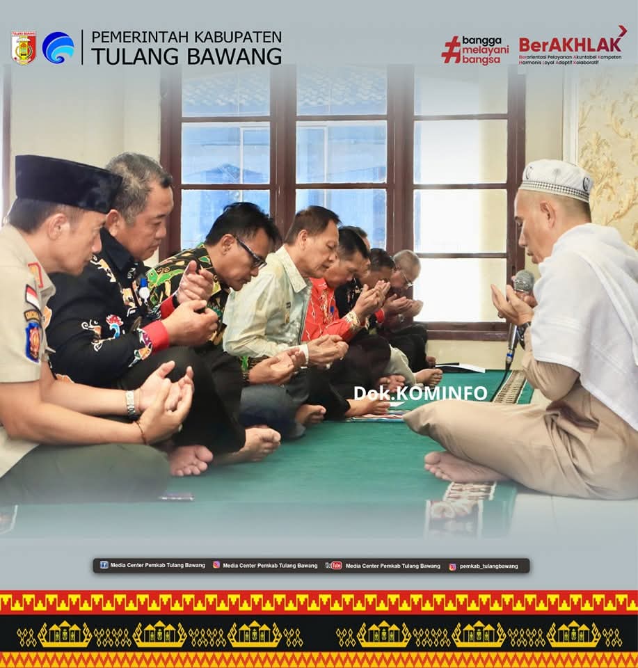 Bupati DRS, Qudrotul ikhwan, MM.Bersama ASN Gelar Sholat Dzuhur di Lanjutkan Doa Bersama untuk jemaah Haji di Mesjid Darussalam.