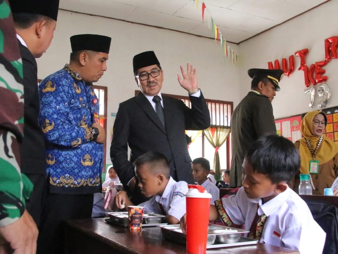 Bupati Lampura Tinjau Pelaksanaan Program Makan Bergizi Gratis Di SDN 03 Candi Mas.