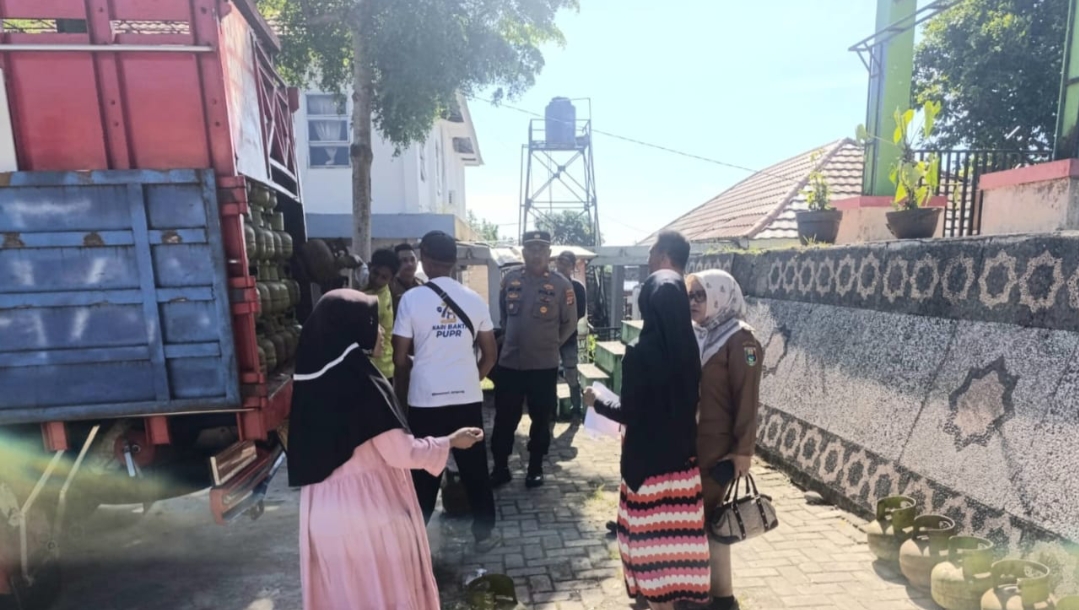 Kapolsek Talang Padang Pimpin Langsung Pengamanan Operasi Pasar Gas Elpiji 3 KG Pemkab Tanggamus.