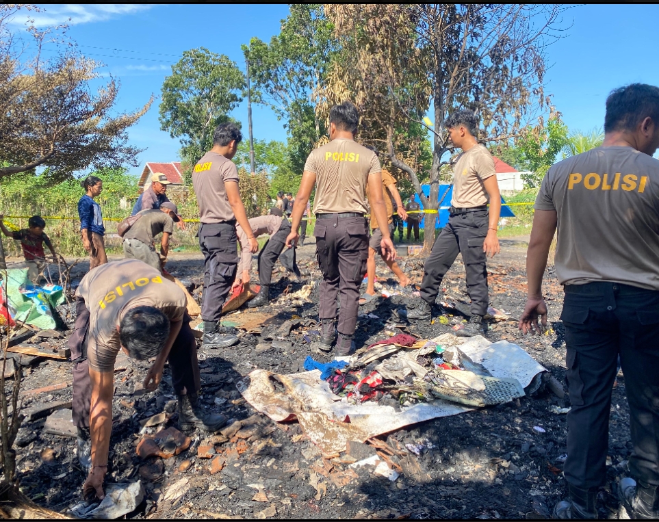 Puluhan Personel Polres Tulang Bawang Barat, Gelar Bakti Sosial Bersihkan Puing-Puing Kebakaran di Tiyuh Panaragan.