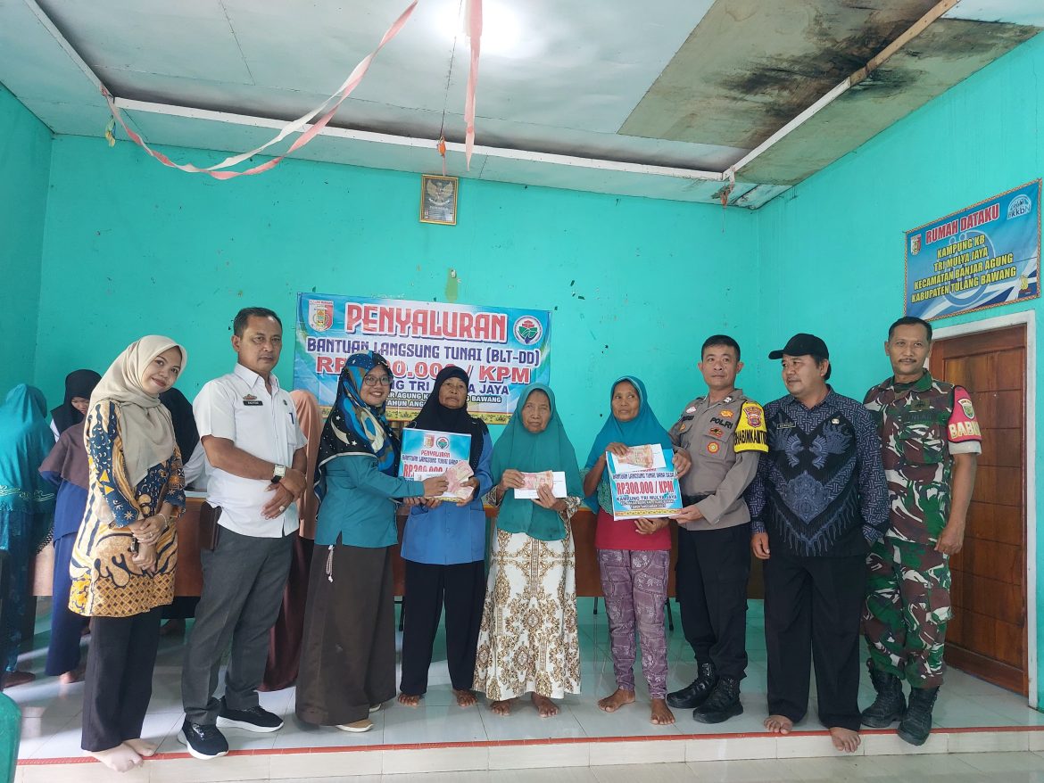 Pemdes Tri Mulya Jaya Adakan Kegiatan Penyerahan BLT DD T.A. 2025 Pada Tahap I dan Tahap II